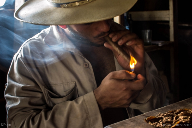 Photographie <em>"Veguero, Cuba - Veguero fumant son cigare"</em> par <b>ElMxm</b>