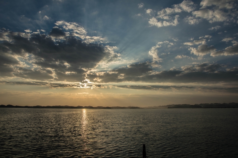 Photograph <em>"Rising sun over the hundred islands"</em> by <b>Esthalirioth</b>