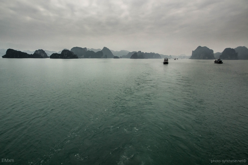 Photographie <em>"Entrée de la Baie d'Halong, Vietnam - La Baie d'Halong sous la brume"</em> par <b>ElMxm</b>