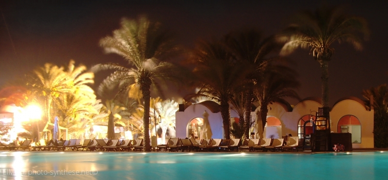 Photographie <em>"Djerba, Tunisie - Piscine, de nuit"</em> par <b>ElMxm</b>