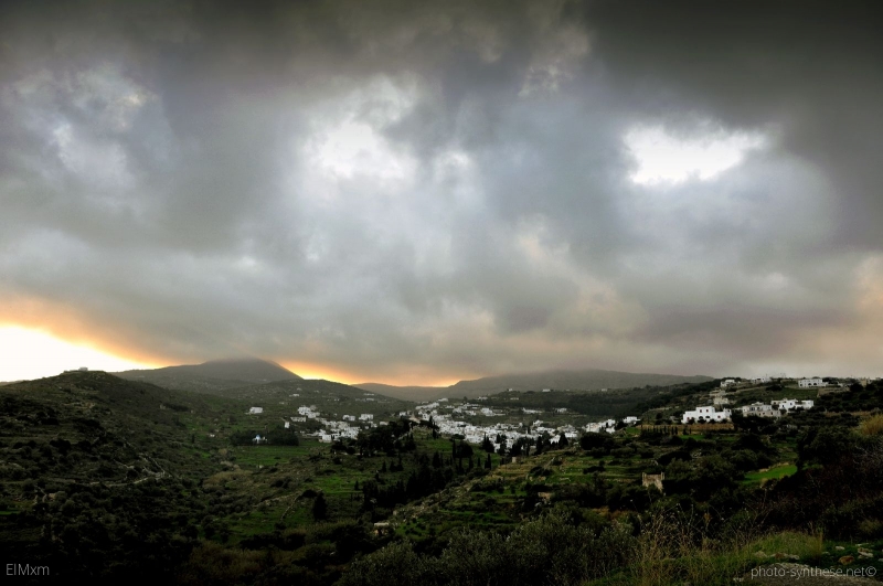 Photographie <em>"Lefkes (Paros), Grèce - L'orage guette..."</em> par <b>ElMxm</b>
