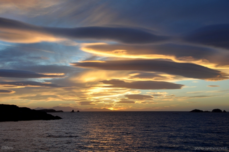 Photographie <em>"Parasporos (Paros), Grèce  - Coucher de soleil sur Sifnos"</em> par <b>ElMxm</b>