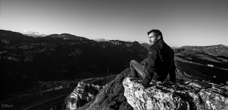 Photographie <em>"Sega di Ala, Italie - Autoportrait, les pieds dans le vide"</em> par <b>ElMxm</b>