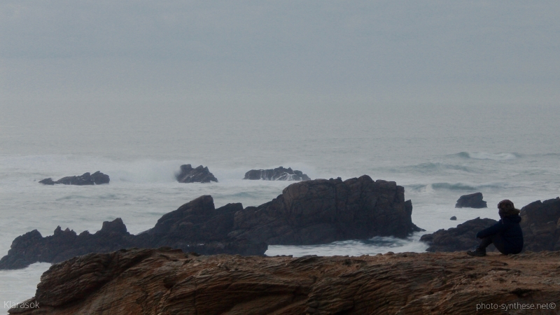 Photographie <em>"Quiberon - Jeune femme emmitouflée au bord de la mer"</em> par <b>Klarasok</b>