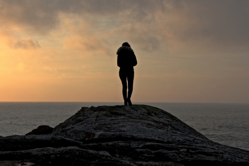 Photographie <em>"Quiberon - La voyageuse contemplant le bout d'un monde"</em> par <b>Klarasok</b>