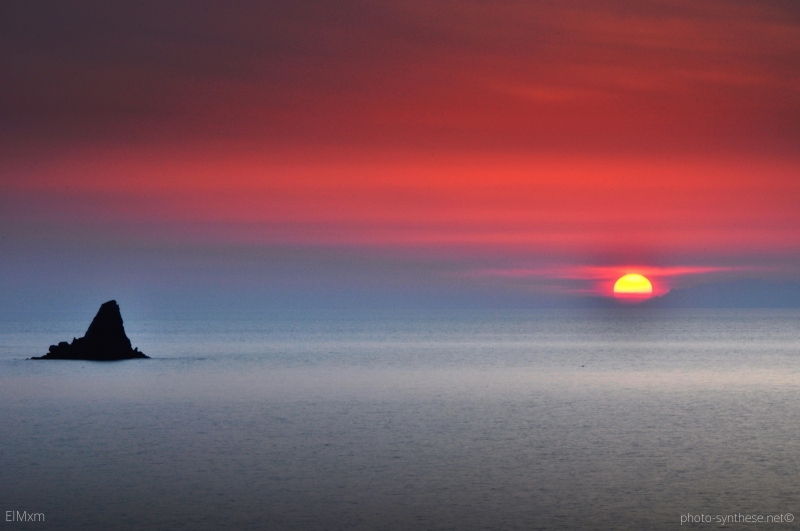 Photograph <em>"Sarakiniko (Paros), Greece - Sunset on Serifos island"</em> by <b>ElMxm</b>