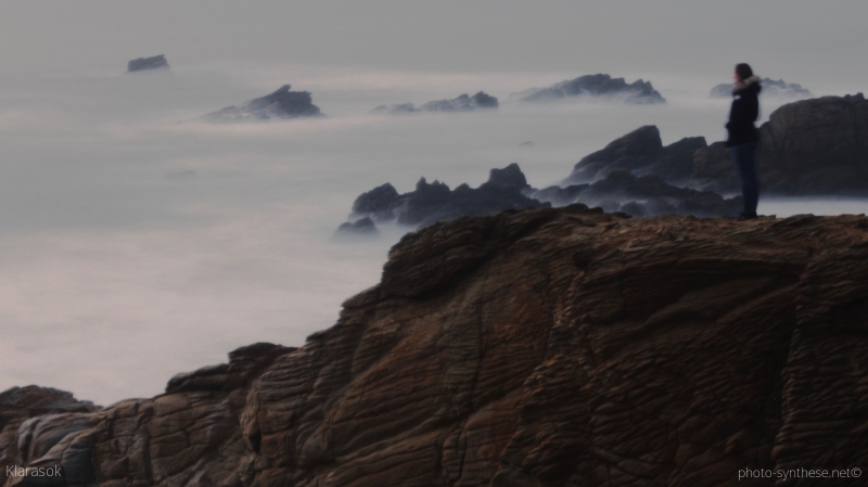 Photographie <em>"Quiberon - Voyageuse contemplant une mer de nuages atlantiques"</em> par <b>Klarasok</b>
