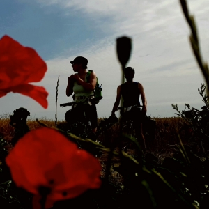 Photographie Vélos & Coquelicots - Parc Naturel du Vexin, France / Paris-Londres à Vélo par Klarasok
