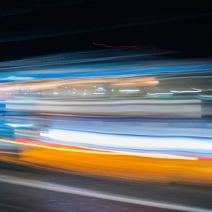 Photographie Jeepney dans la nuit par Esthalirioth